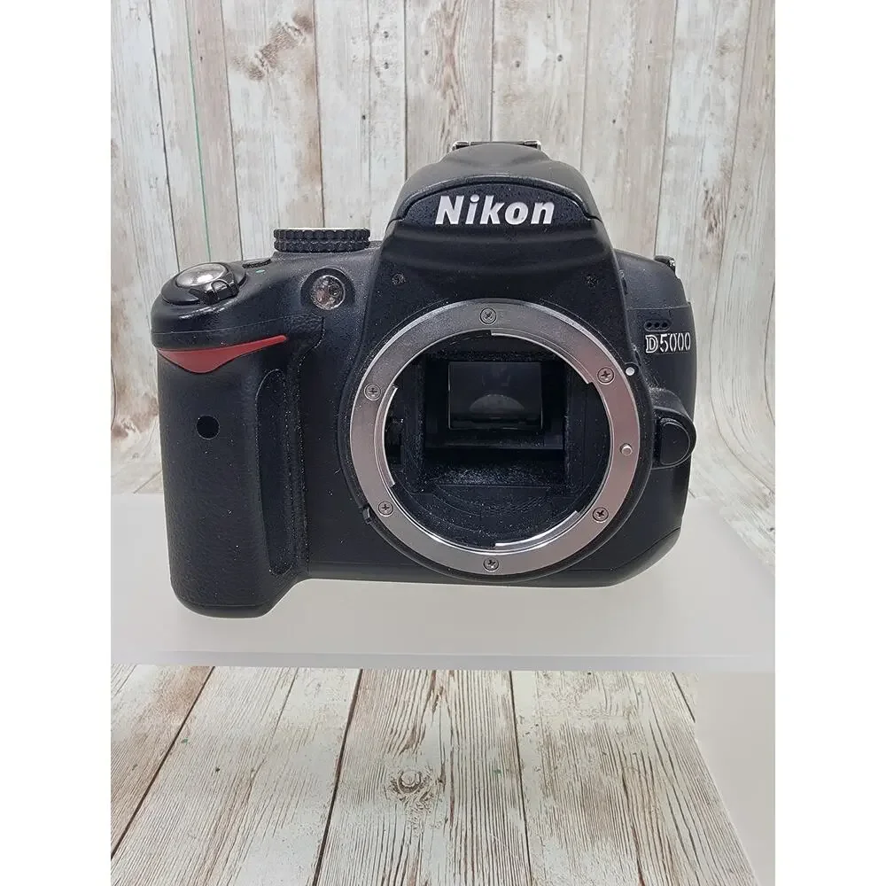 Nikon D5000 12.3 MP Digital SLR Camera Body Black W/Charger & 2 Battery's